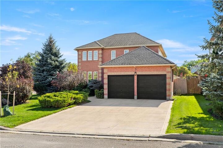 Property Photo:  3 Greencroft Court  ON N2N 3H6 
