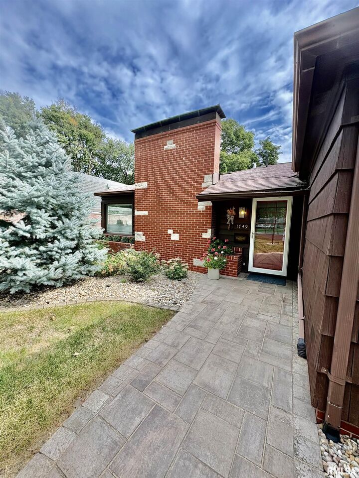 Property Photo: 1749 N Academy Street IL 61401