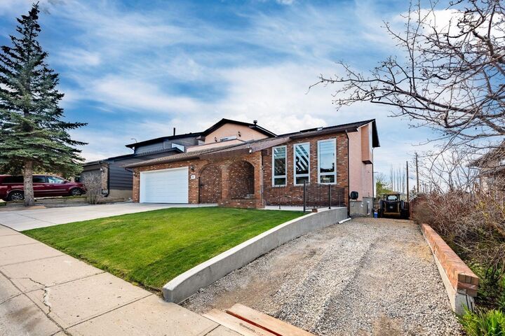 Property Photo:  76 Beaconsfield Way NW  AB T3K 1X1 
