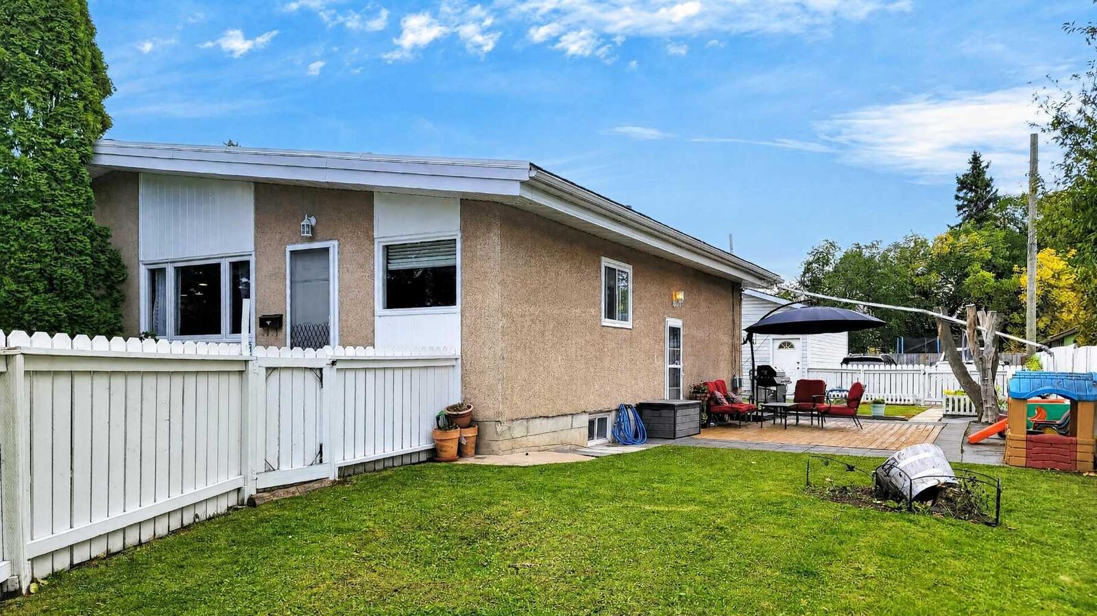Property Photo: 9908 86 Park Avenue AB T8V 0C7