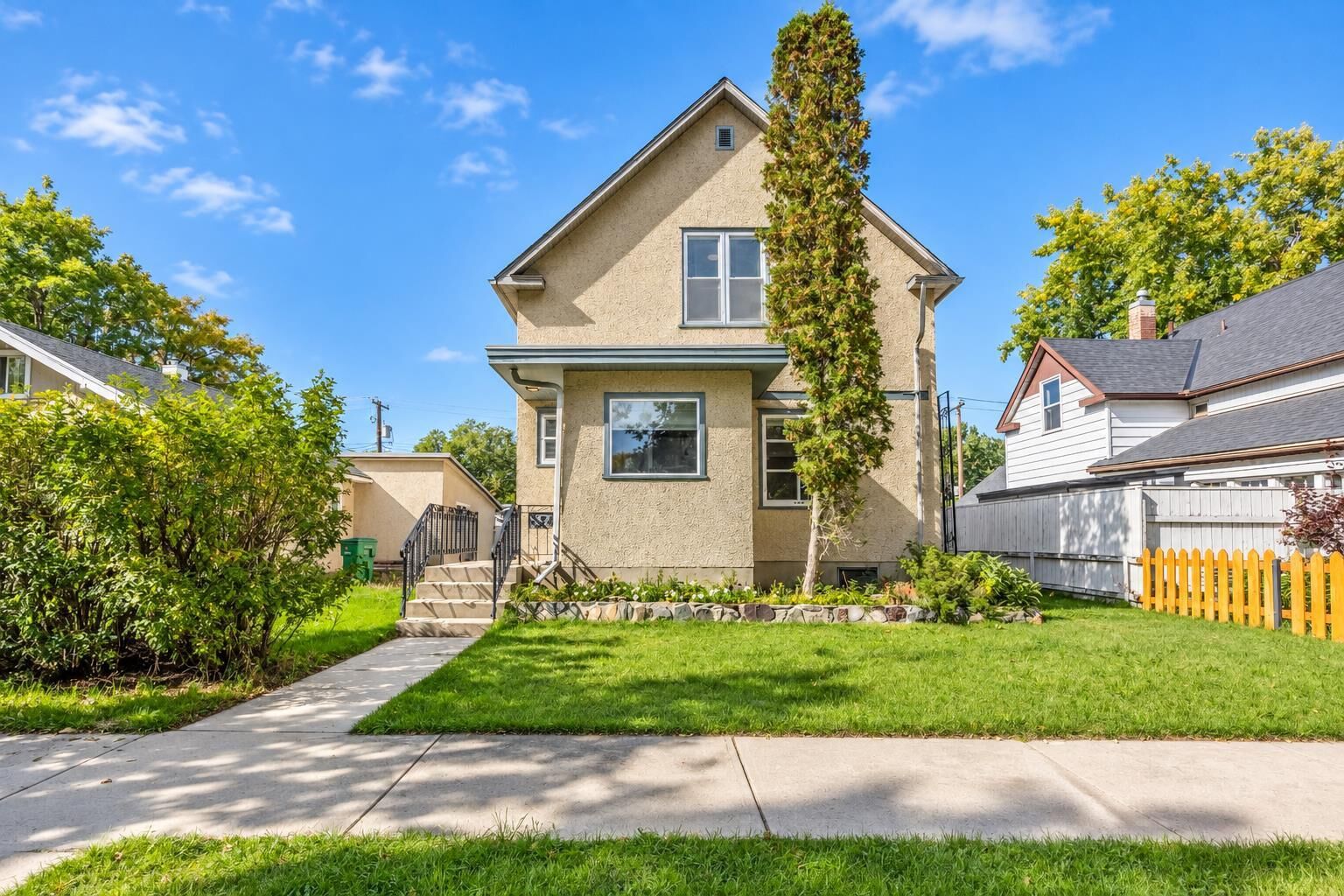 Property Photo:  524 12A Street N  AB T1H 2J7 