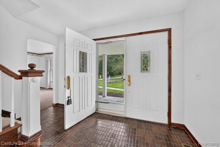 Property Photo: 6075 Quaker Lane MI 48094