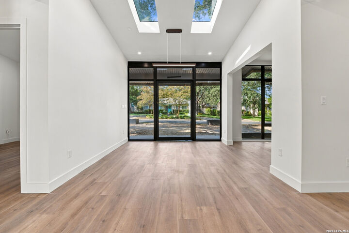 Property Photo:  164 E Oakview Pl  TX 78209 