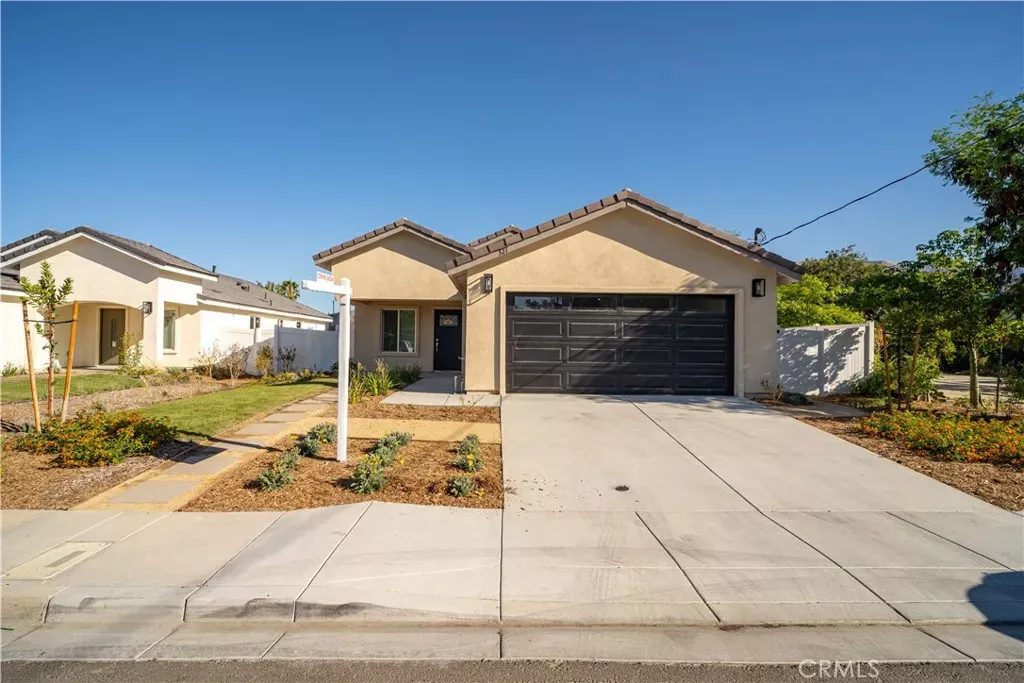 Property Photo: 321 E 2nd CA 92583