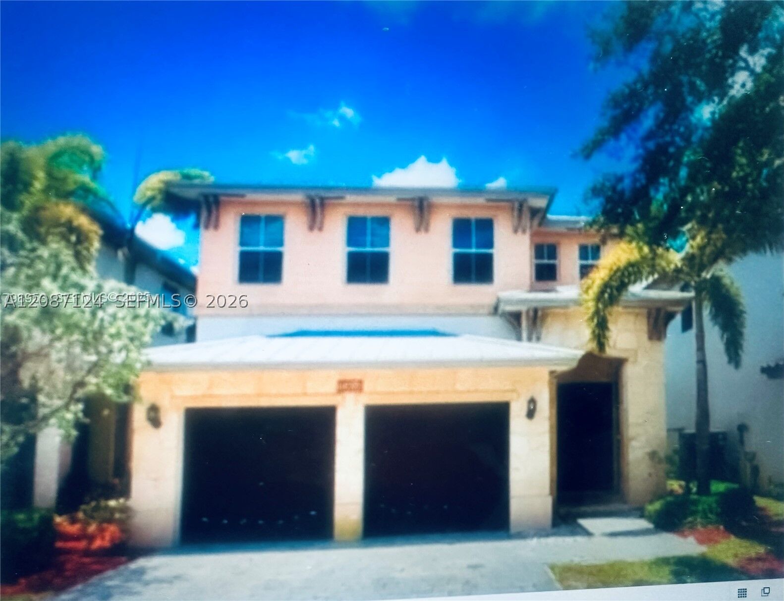 Property Photo:  10464 NW 70th Ln  FL 33178 