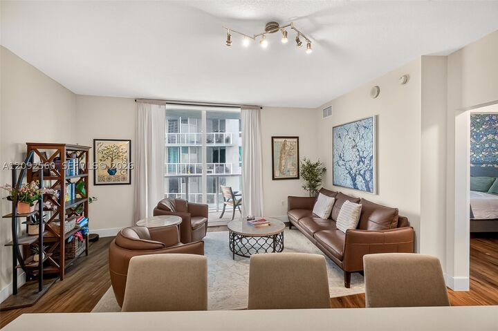 Property Photo:  1900 N Bayshore Dr 2717  FL 33132 