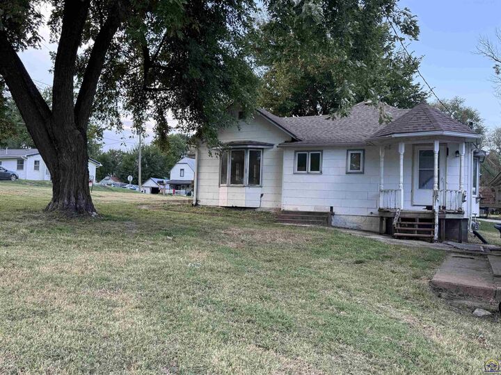 Property Photo: 202 N Osage St KS 66060