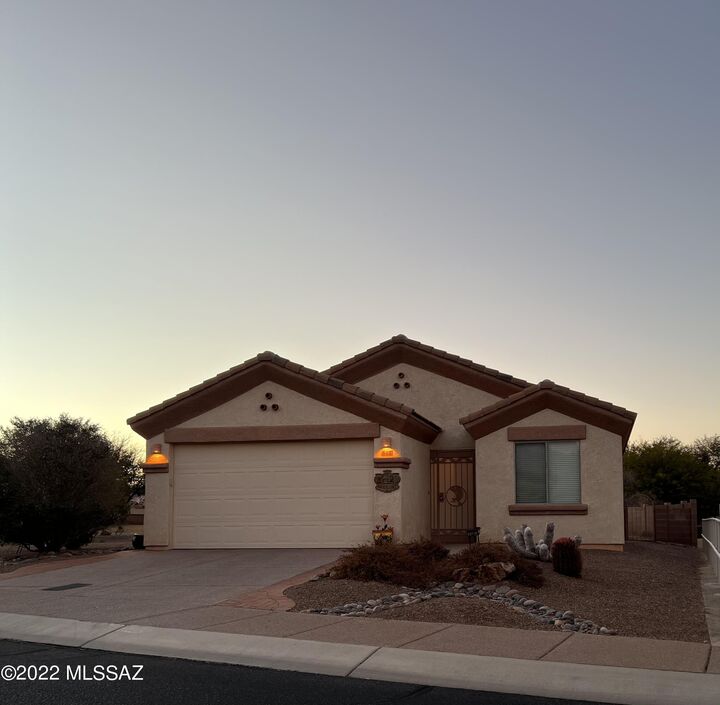 Property Photo:  552 W Royal Troon Place  AZ 85614 
