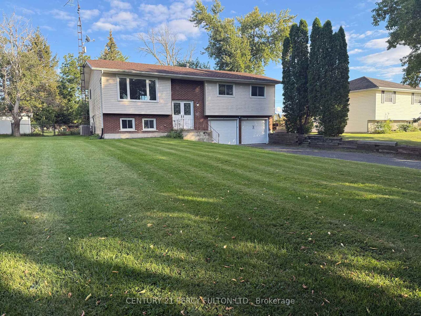 Property Photo:  24 Southwood Crescent  ON K7R 3L2 