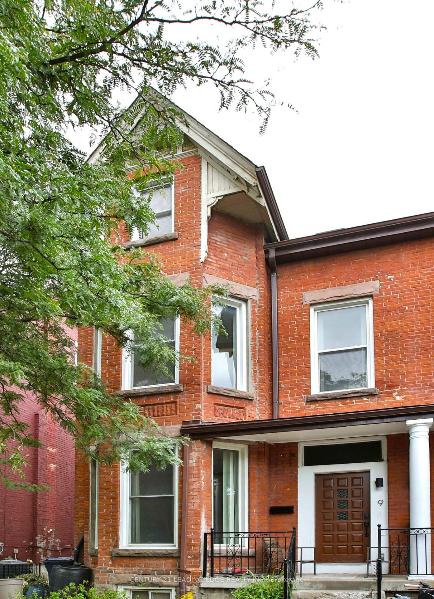 Property Photo: 9 Borden Street ON M5S 2M8