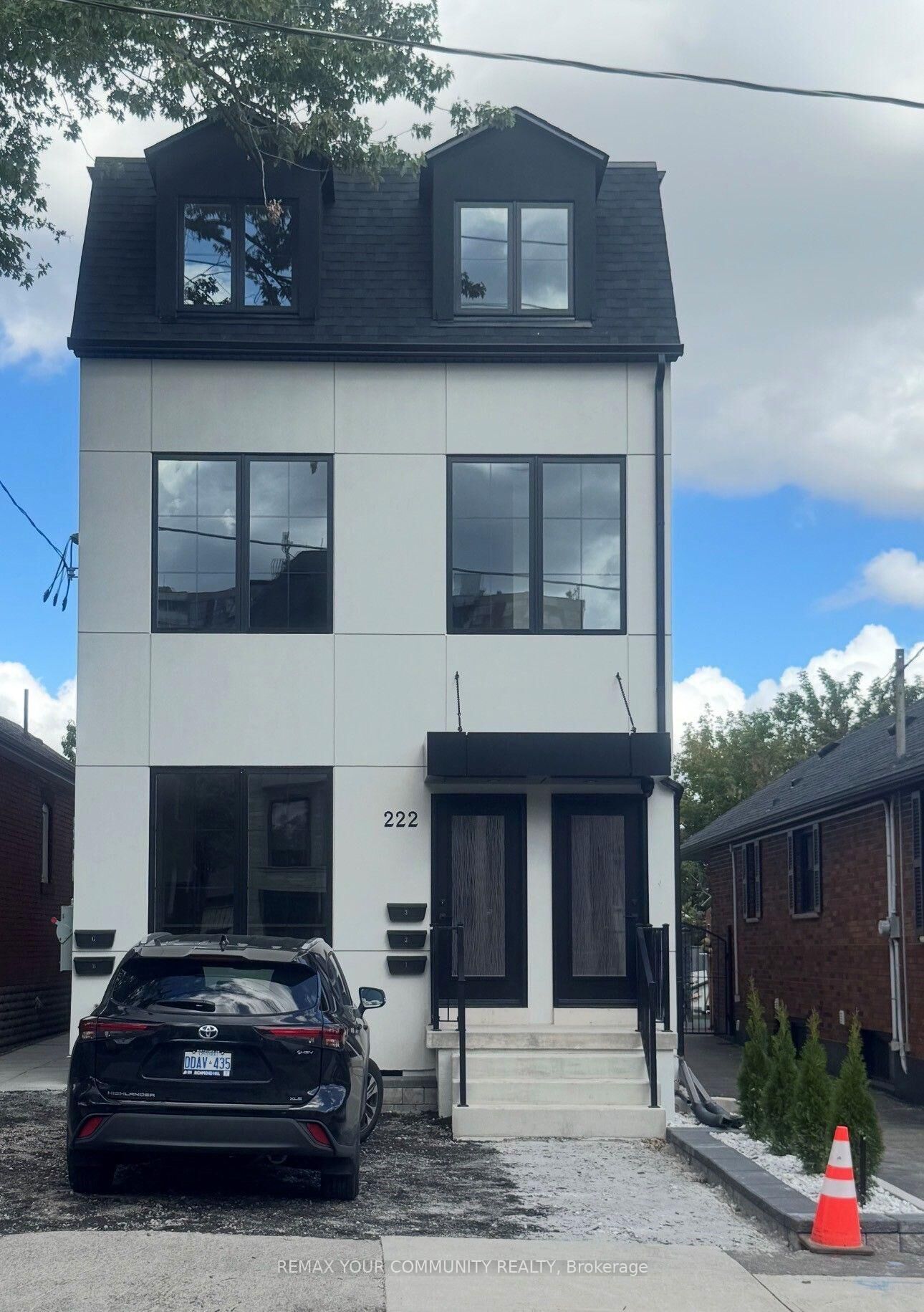 Property Photo:  222 Belgravia Avenue 2  ON M6E 2M8 