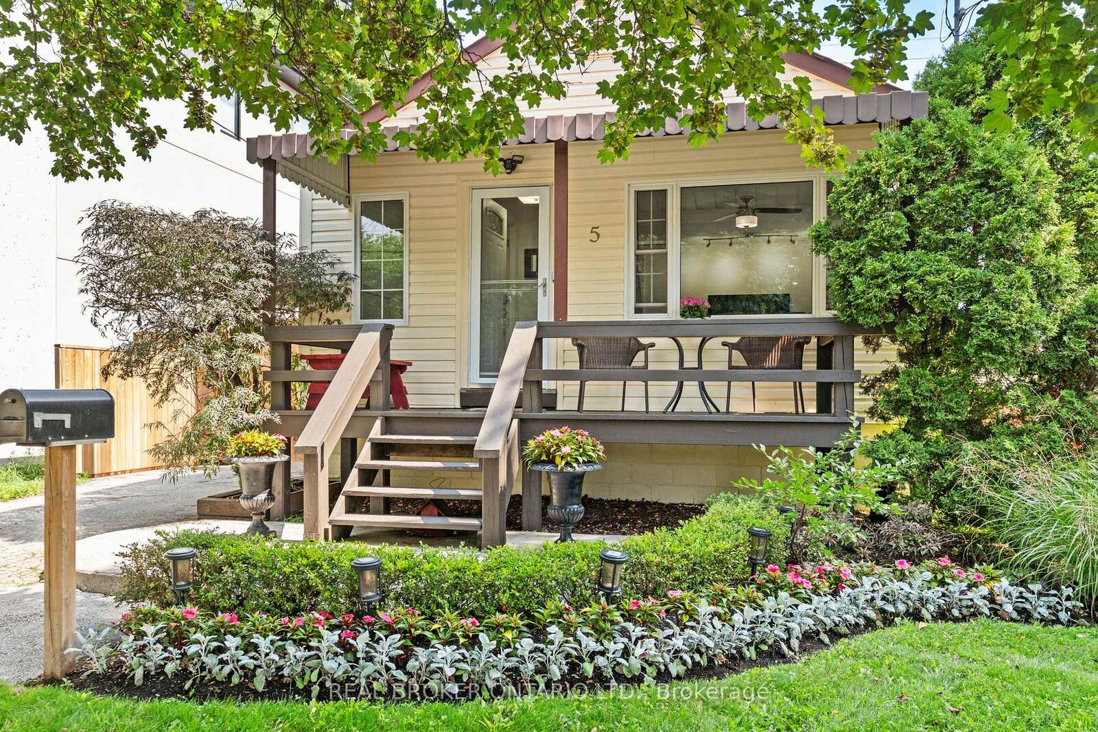 Property Photo:  5 Acorn Avenue  ON M9B 3P7 