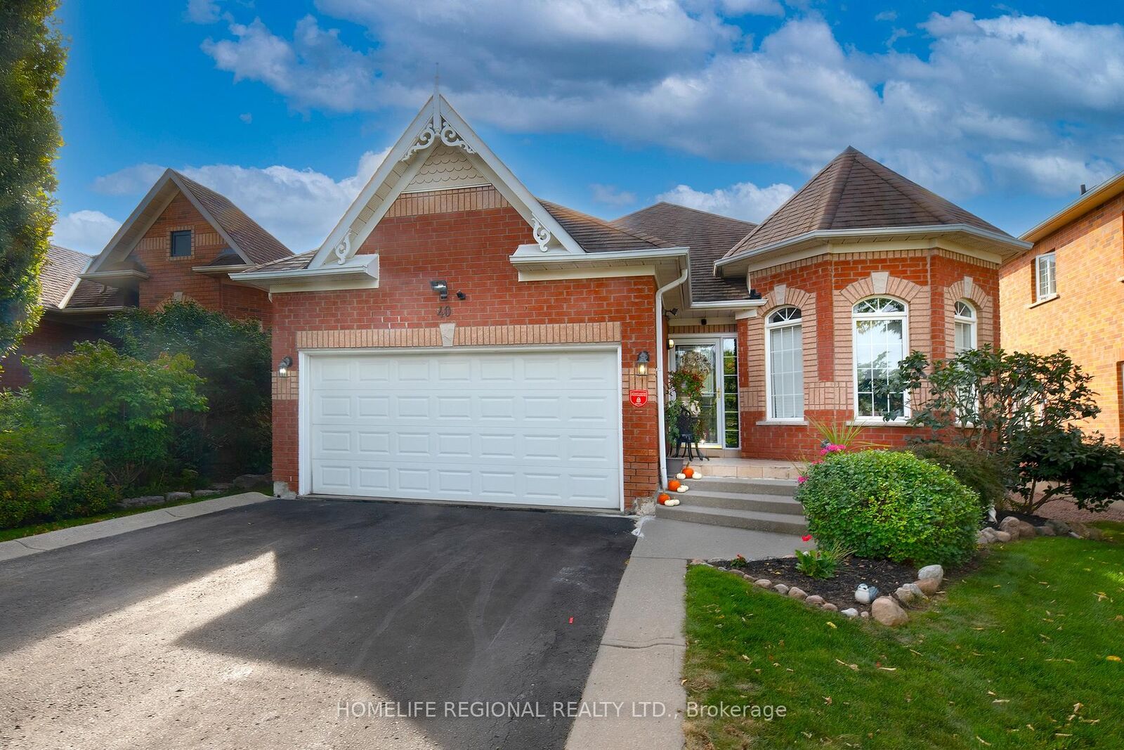 Property Photo:  40 Arnold Crescent  ON L1M 1H9 