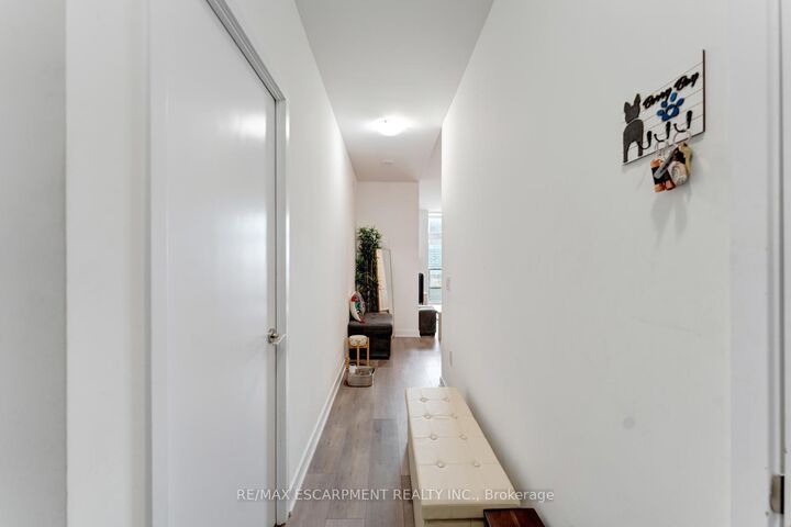 Property Photo:  10 Honeycrisp Crescent 1120  ON L4K 0M7 