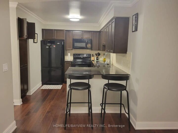 Property Photo:  135 Village Green Square 1823  ON M1S 0G4 