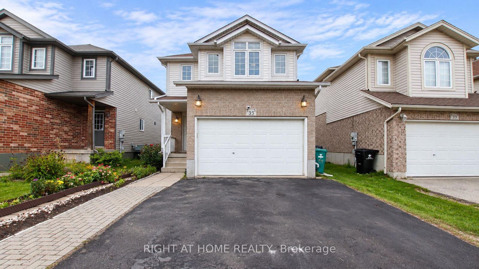 Property Photo:  35 Chantilly Street  ON N2R 1V7 