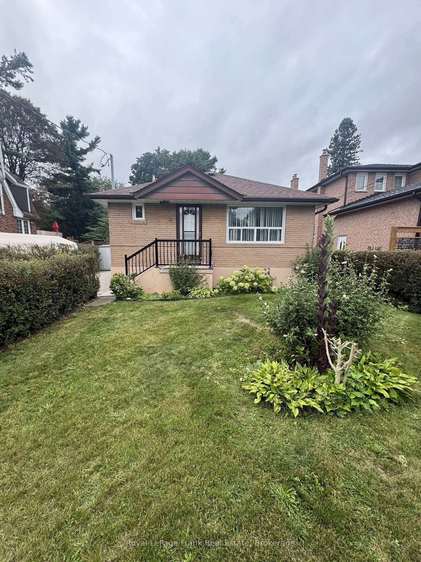 Property Photo:  20 Gladys Road  ON M1C 1C6 