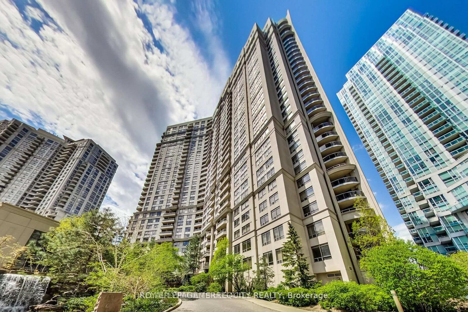 Property Photo:  3888 Duke Of York Boulevard 226  ON L5B 4P5 