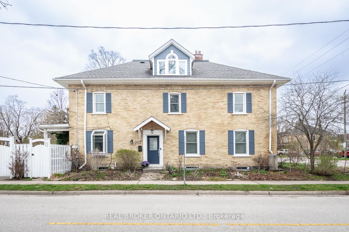 Property Photo:  207 Waterloo Street N  ON N3H 1N1 