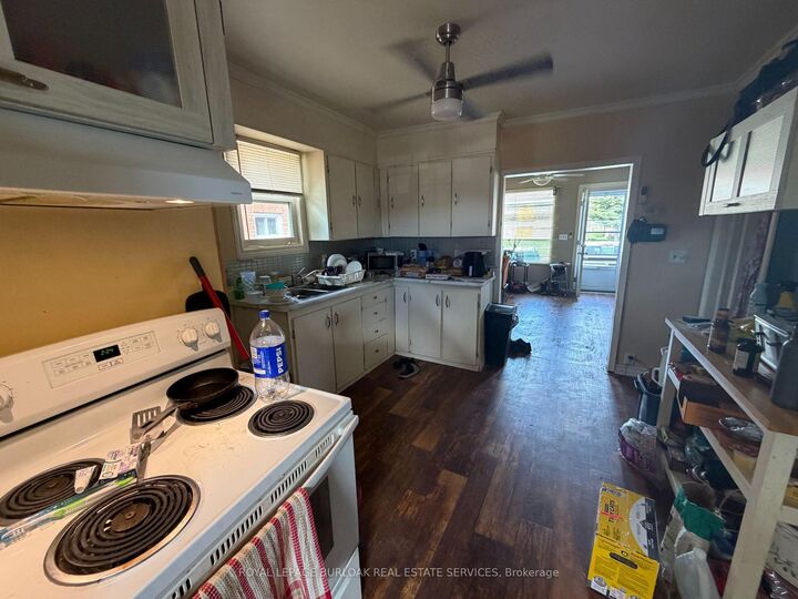 Property Photo:  37 Albert Street E  ON P6A 2H7 