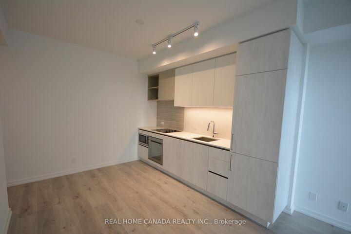 Property Photo:  7890 Jane Street 1811  ON L4K 0K9 