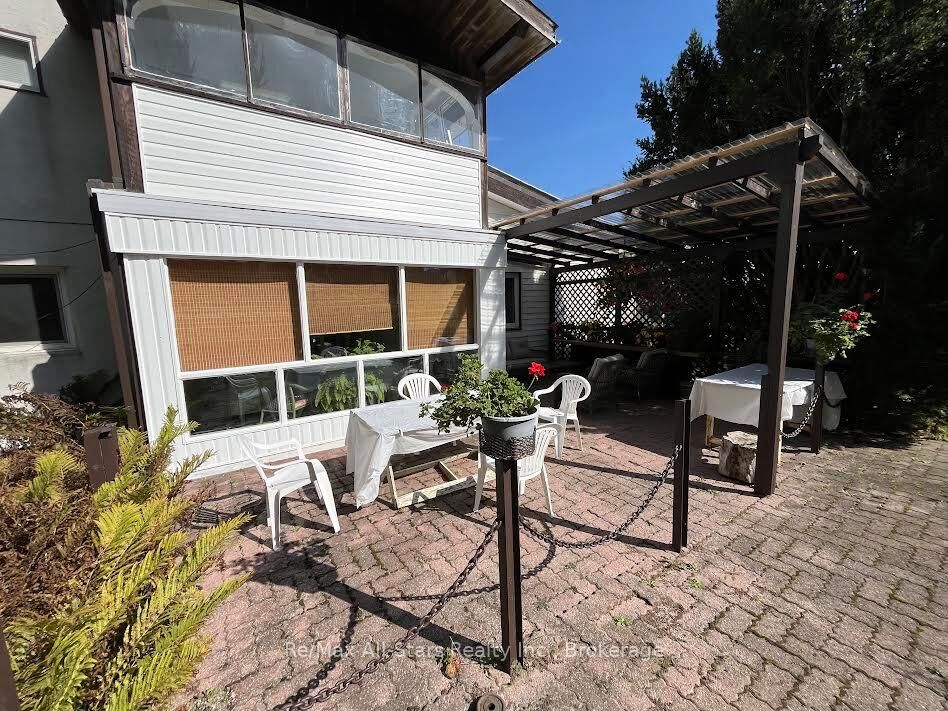 Property Photo:  