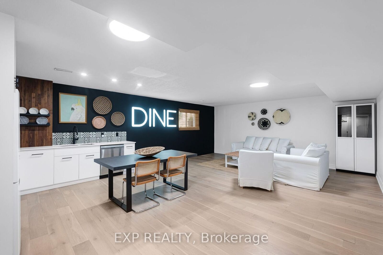 Property Photo:  256 Old Mosley Street Lower  ON L9Z 2J2 