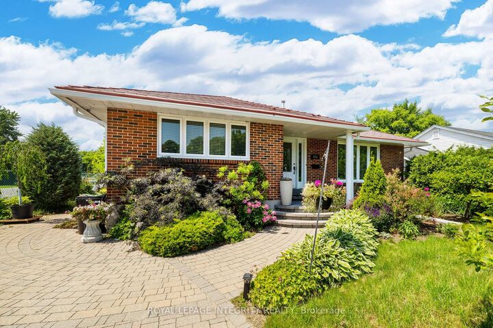 Property Photo:  924 Rex Avenue  ON K2A 2P7 