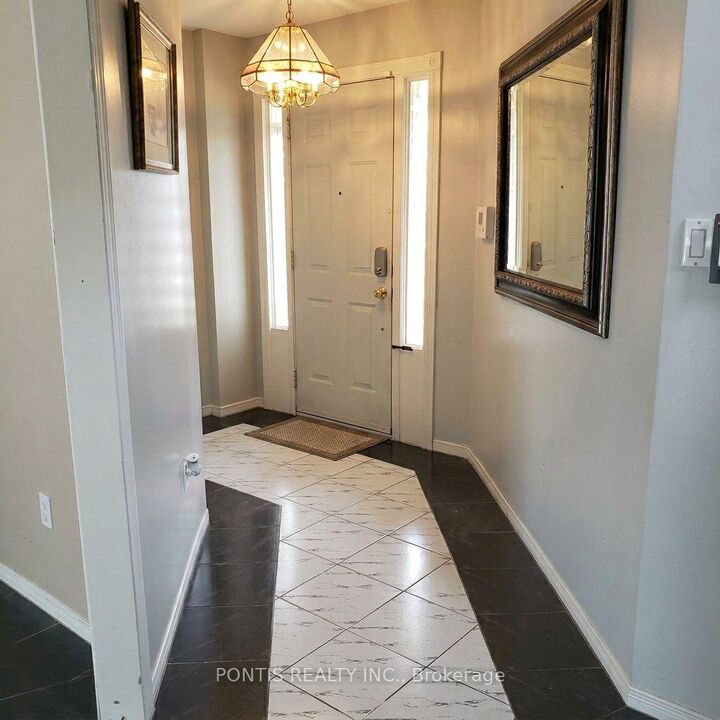 Property Photo: 2538 Raglan Court ON L5M 5L5
