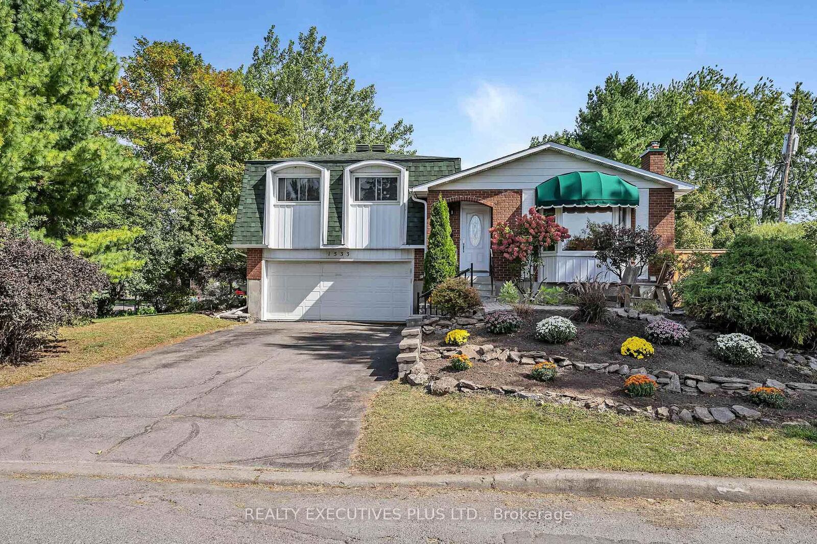 Property Photo:  1533 Payette Drive  ON K1E 1S8 