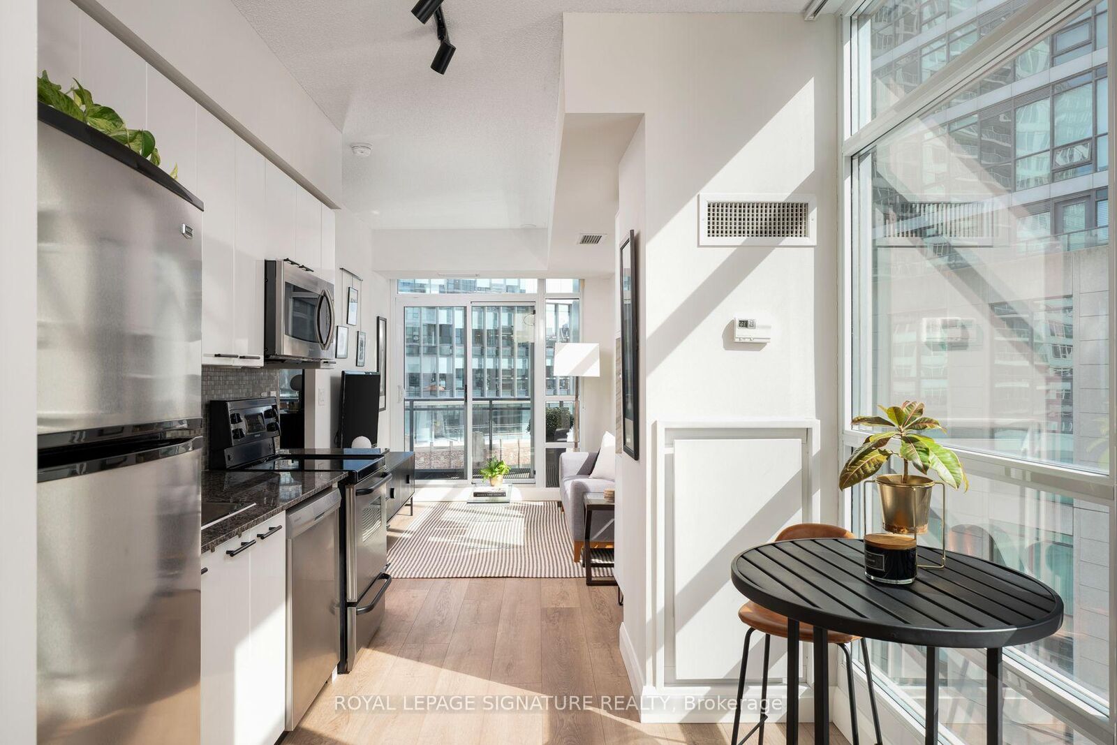Property Photo:  15 Bruyeres Mews 804  ON M5V 0A7 