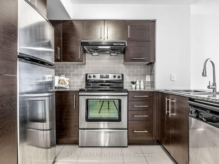 Property Photo:  233 South Park Road 1012  ON L3T 0B3 