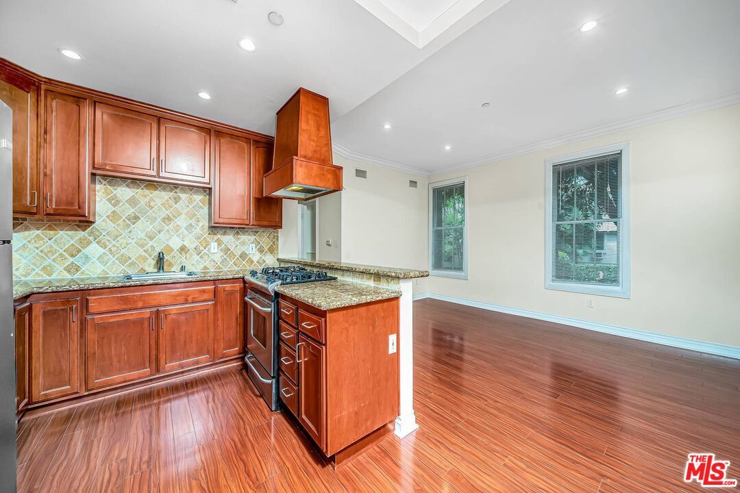 Property Photo:  1236 N Flores St, Unit 402  CA 90069 