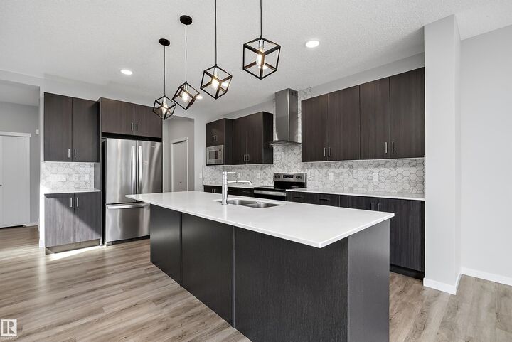 Photo de la propriété:  9227 223 Street NW  AB T5T 7M1 