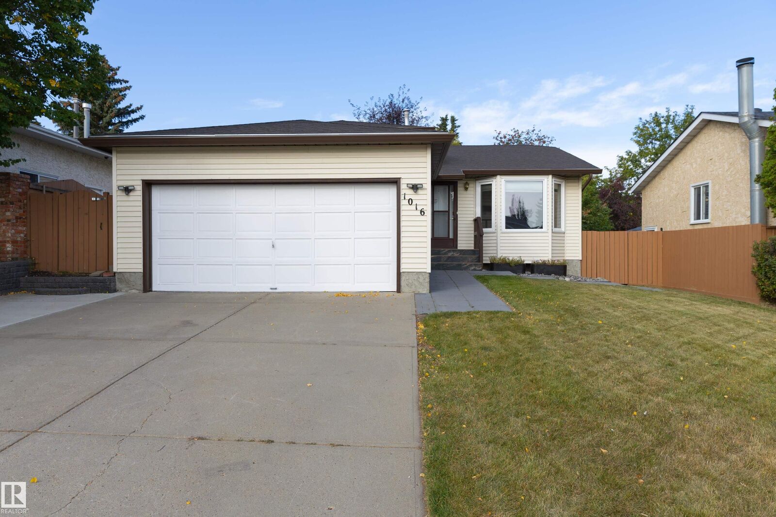 Property Photo:  1016 48 Street NW  AB T6L 4C4 