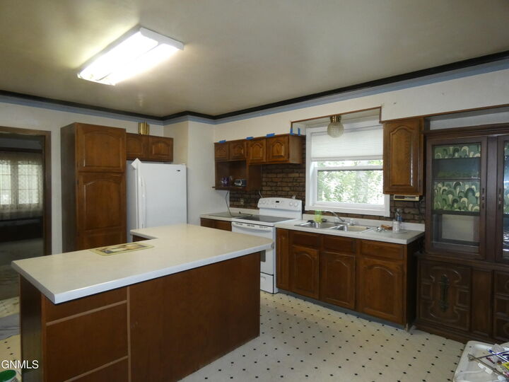 Property Photo:  207 F Avenue N  ND 58573 