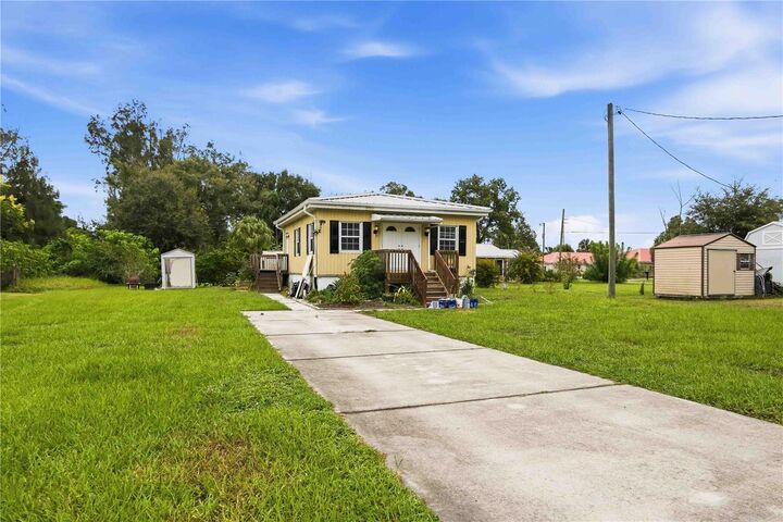 Property Photo: 408 W Palmetto Street FL 34266