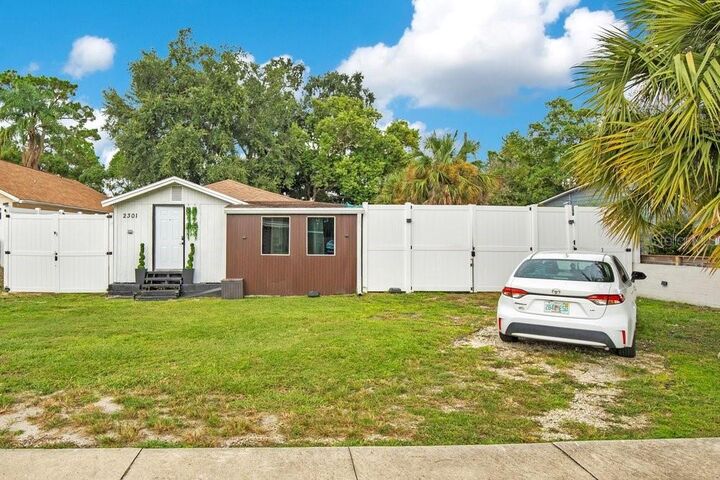 Property Photo:  2301 Drake Drive  FL 32810 