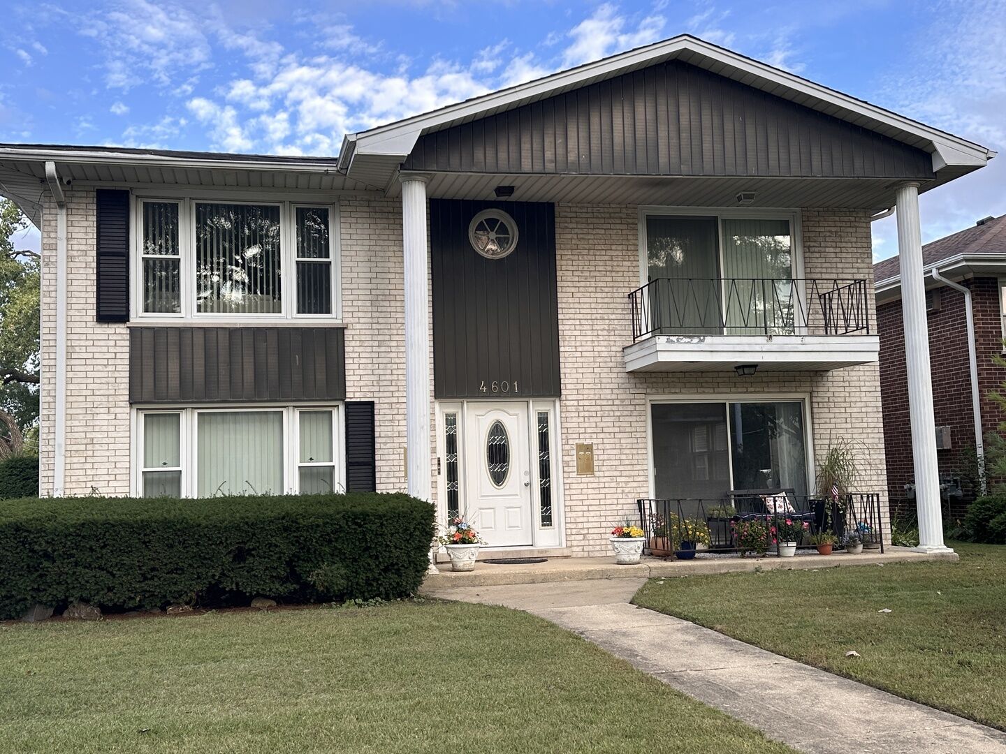 Property Photo: 4601 Maple Avenue 2S IL 60513
