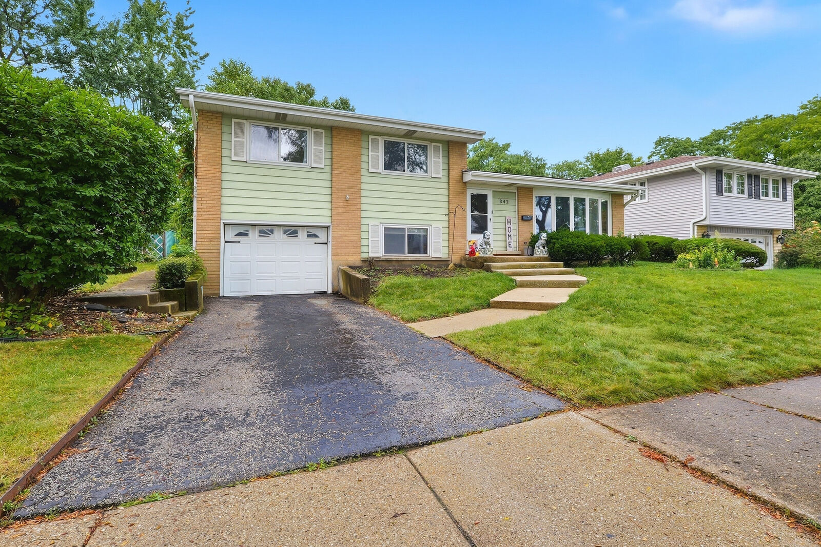 Property Photo: 842 S School Street IL 60148