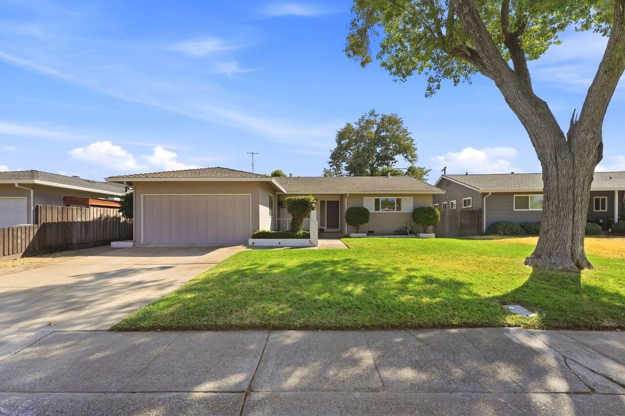 Property Photo: 5248 Fernwood Way CA 95841