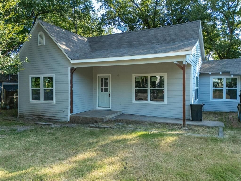 Property Photo:  1106 N McKinney Street  TX 75119 