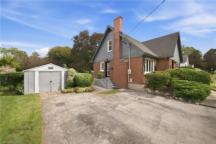 Property Photo:  33 The Strand Avenue  ON N3R 1Z2 