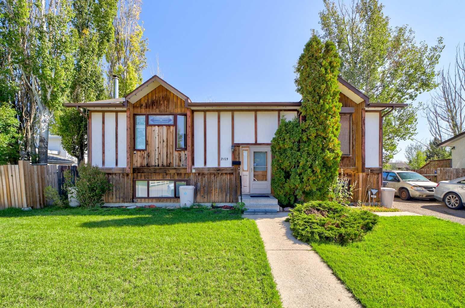Property Photo:  2103 10A Street  AB T1M 1C1 