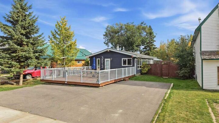 Property Photo:  3513 50 Avenue  AB T4S 1B5 