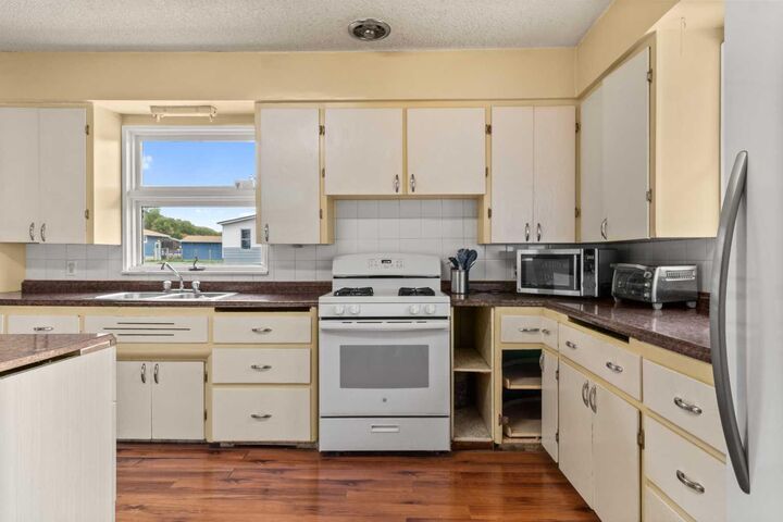Property Photo:  439 Aberdeen Avenue  AB T0M 0L0 