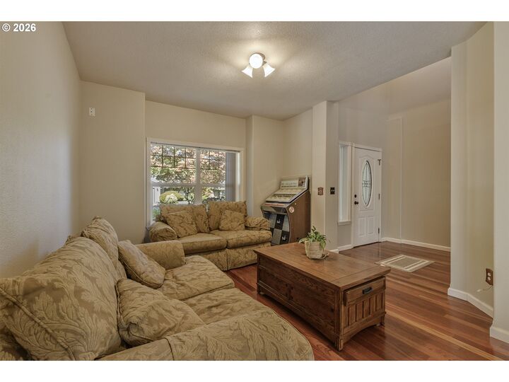 Property Photo:  1204 33rd Pl  OR 97116 