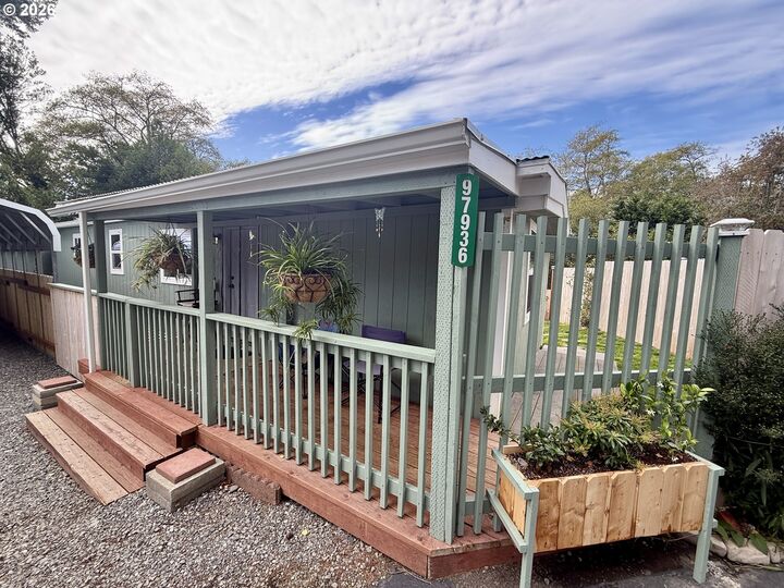 Property Photo: 97936 Klamath Ave OR 97415