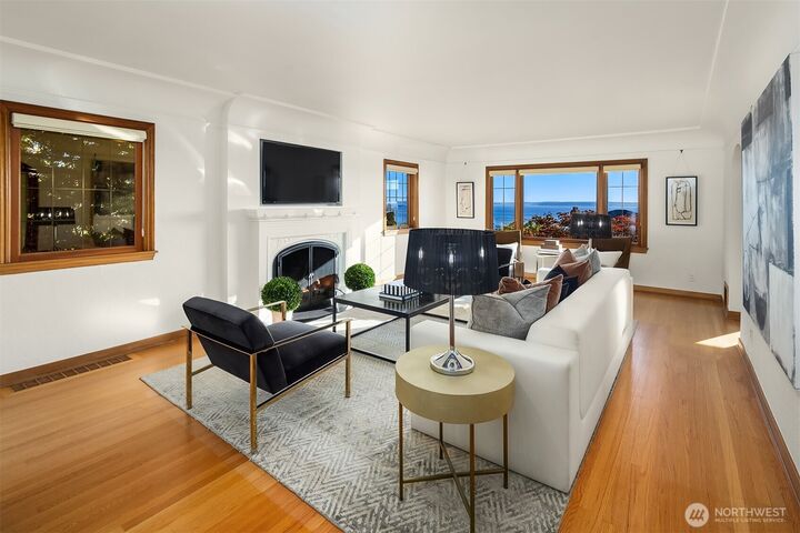 Property Photo:  2301  Rosemont Place W  WA 98199 