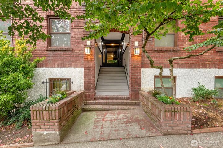 Property Photo:  516 E Thomas Street 202  WA 98102 